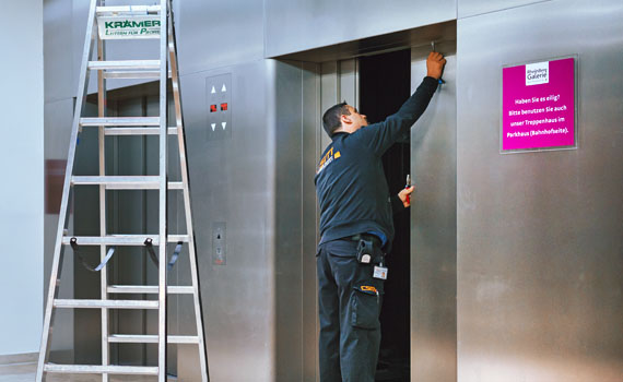 Aufzug stecken geblieben - Unser Aufzug-Notdienst befreit die Fahrgäste